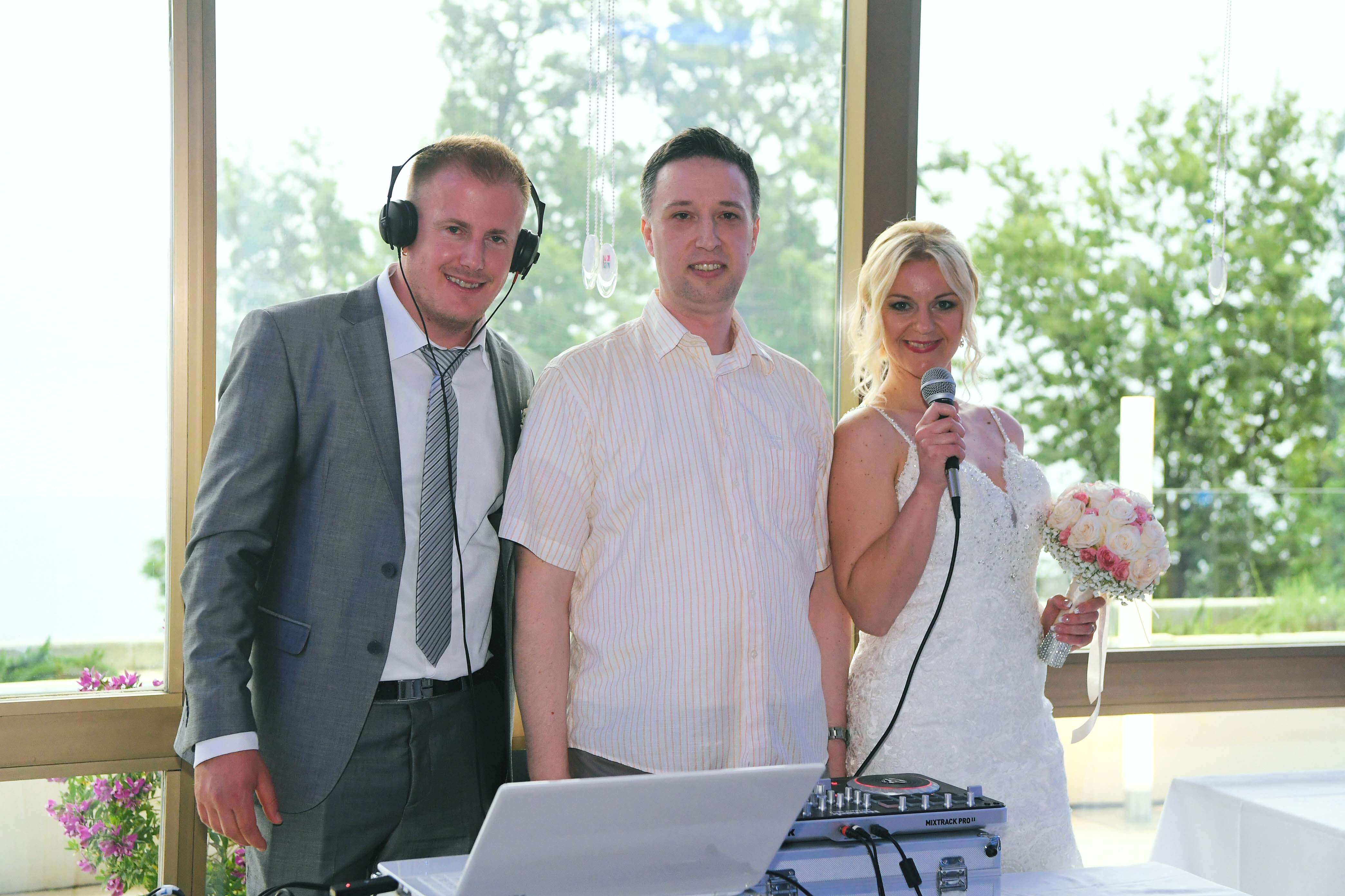 dj neno sa mladencima za pultom