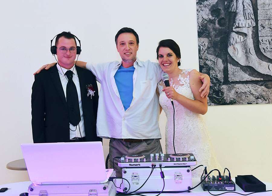 dj neno i mladenci za pultom