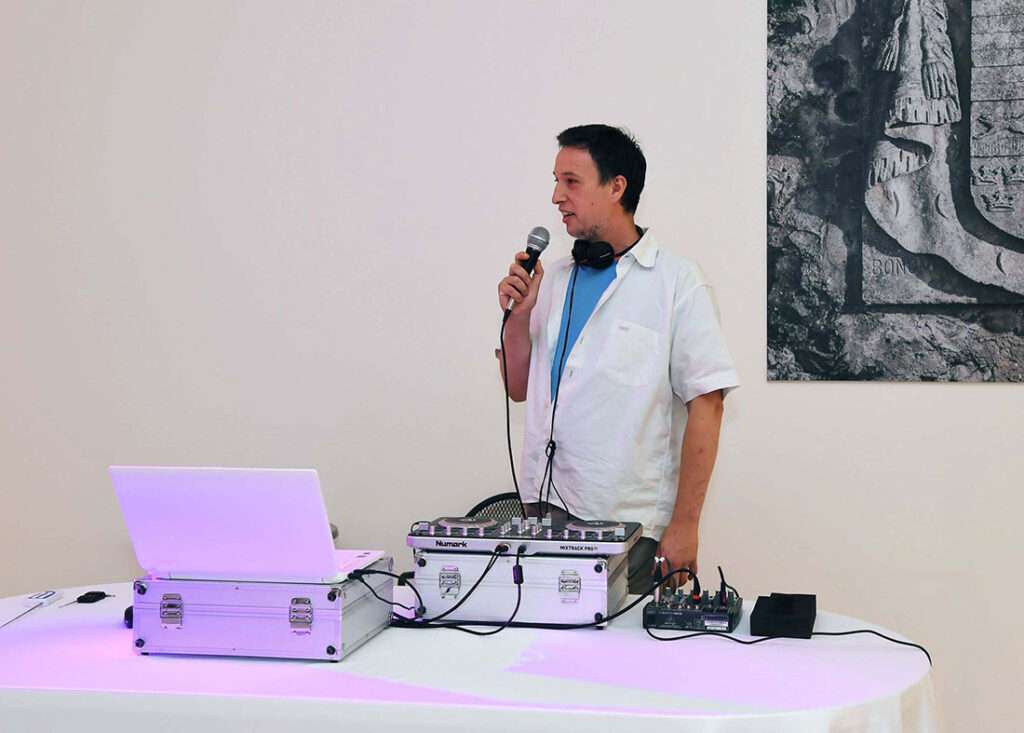 dj neno drži govor na mikrofon