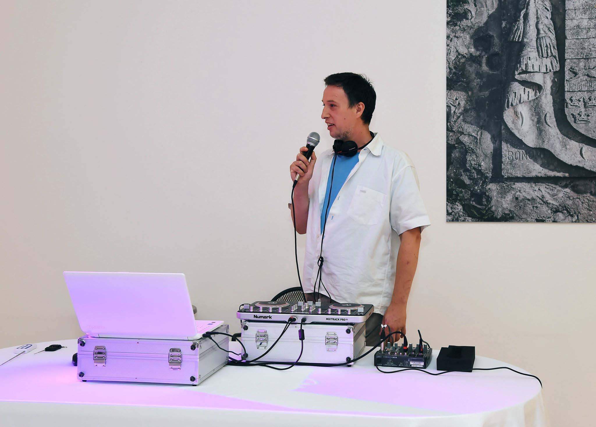 19 DJ s miksetom i laptopom pušta glazbu na vjenčanju