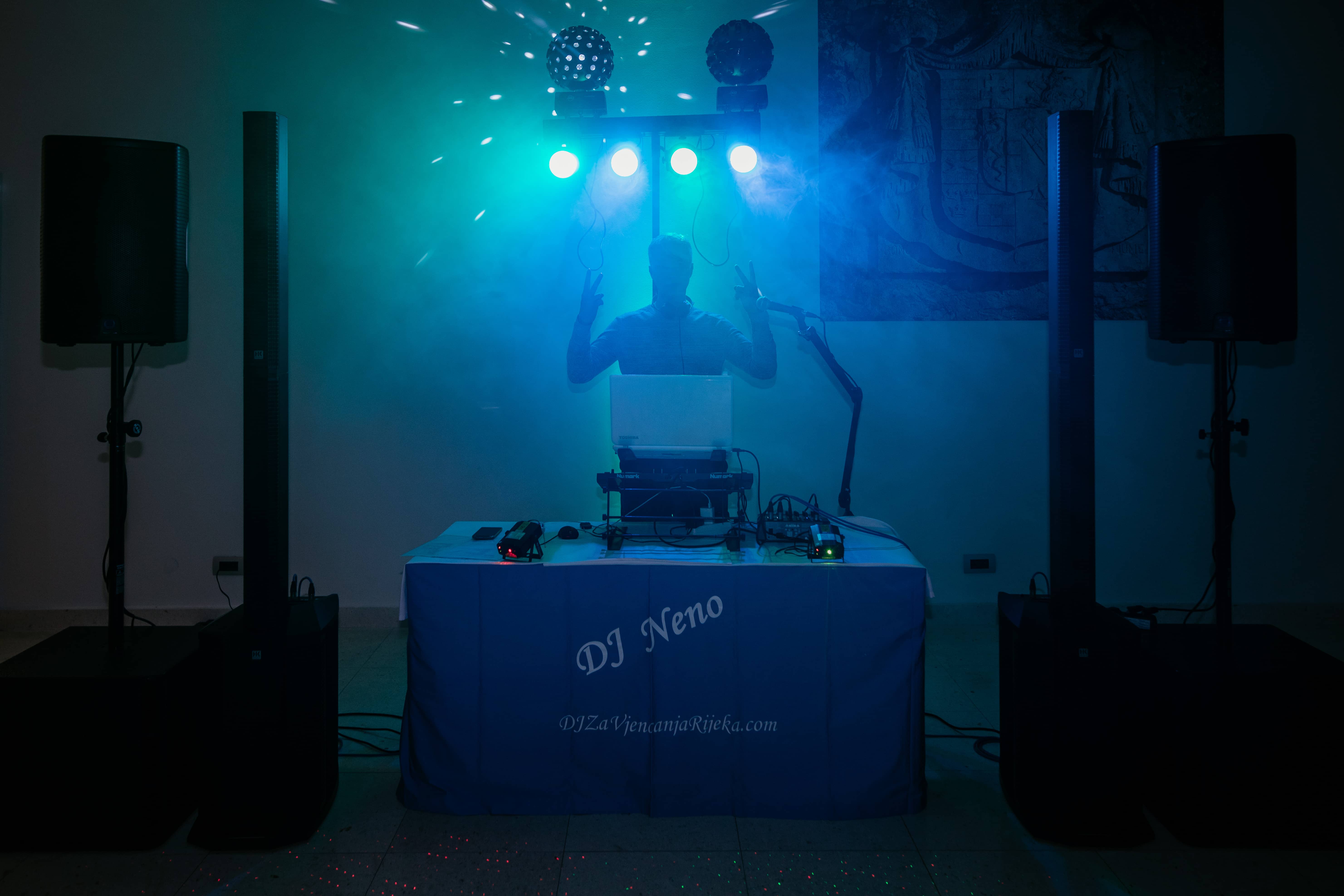 2 DJ neno sa zvučnicima i osvjetljenjem na plesnom podiju