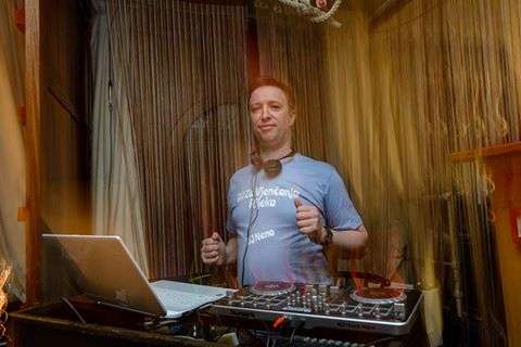 dj neno pleše za pultom
