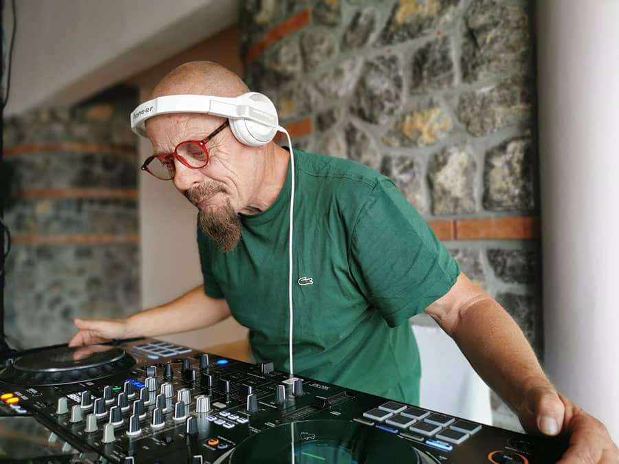 DJ Fredy koncentriran za mix pultom, stvarajući savršenu atmosferu.