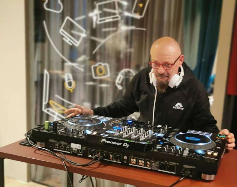 DJ Fredy s osmijehom za mix pultom, puštajući hitove na vjenčanju.