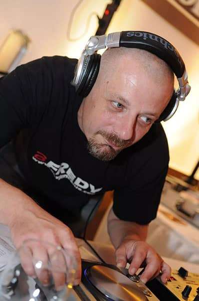 DJ Fredy za mix pultom, uživajući u stvaranju glazbene čarolije.