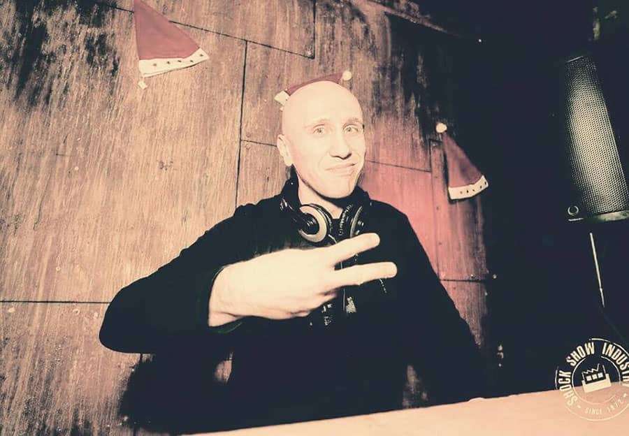 tomislav 12 DJ Tomislav (Tom Black) stoji za pultom i pokazuje znak mira (peace) na vjenčanju.