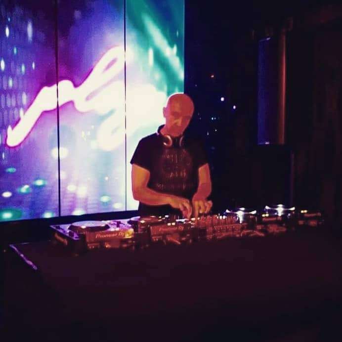 tomislav 17 DJ Tomislav (Tom Black) za mix pultom, koncentriran na miksanje glazbe na vjenčanju.
