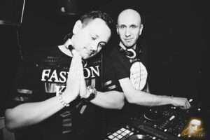 tomislav 9 DJ Tomislav (Tom Black) i kolega za mix pultom, zajedno miksaju glazbu na vjenčanju.