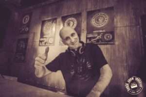 tomislav 10 DJ Tomislav (Tom Black) nasmiješen dok pušta glazbu na vjenčanju, s mikrofonom u ruci ispred DJ pulta.
