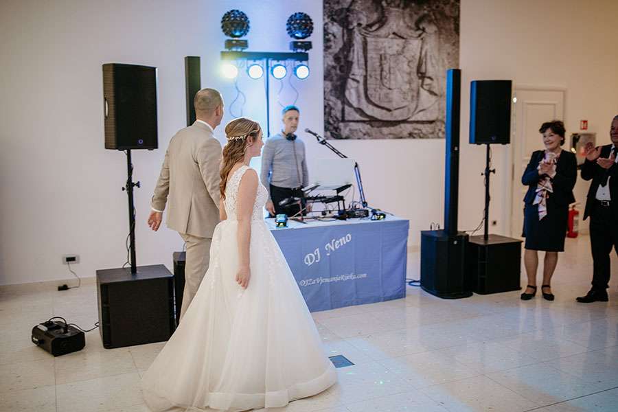 dj neno najavljuje ulazak mladenaca