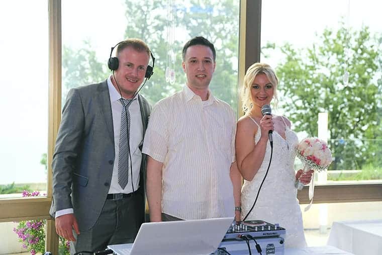 DJ se slika s mladencima na vjenčanju