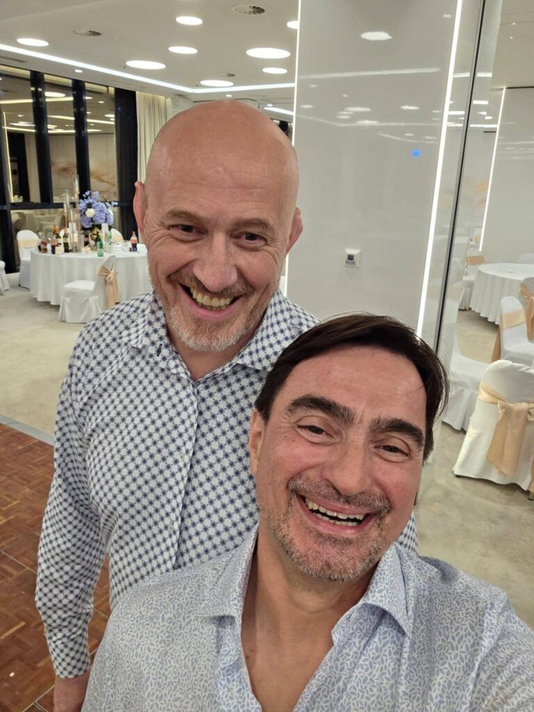 dj doogie i joško čagalj jole zajednički selfie sa smiješkom u hotelu antunović  u zagrebu