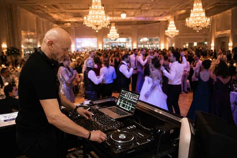 dj za vjenčanja slika dj-a ispred plesnog podija